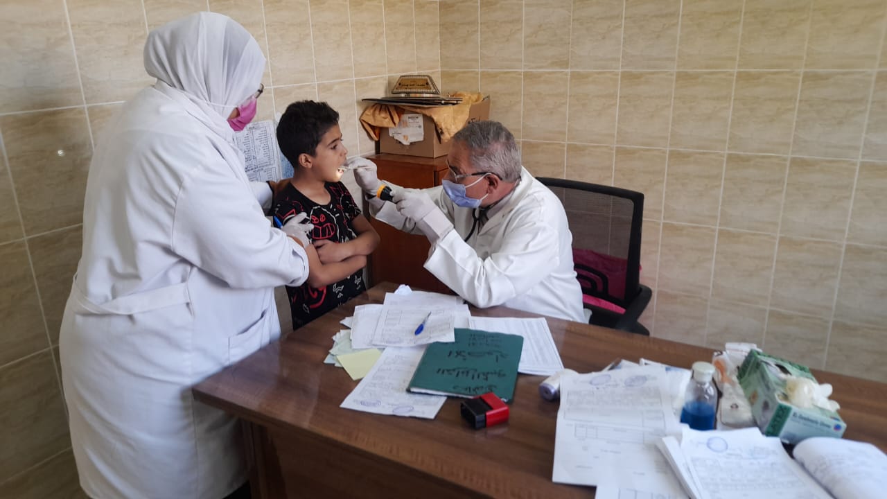 قافلة طبية مجانية تعالج وتفحص 865 مواطنًا في البحيرة بـ7 عيادات متخصصة
