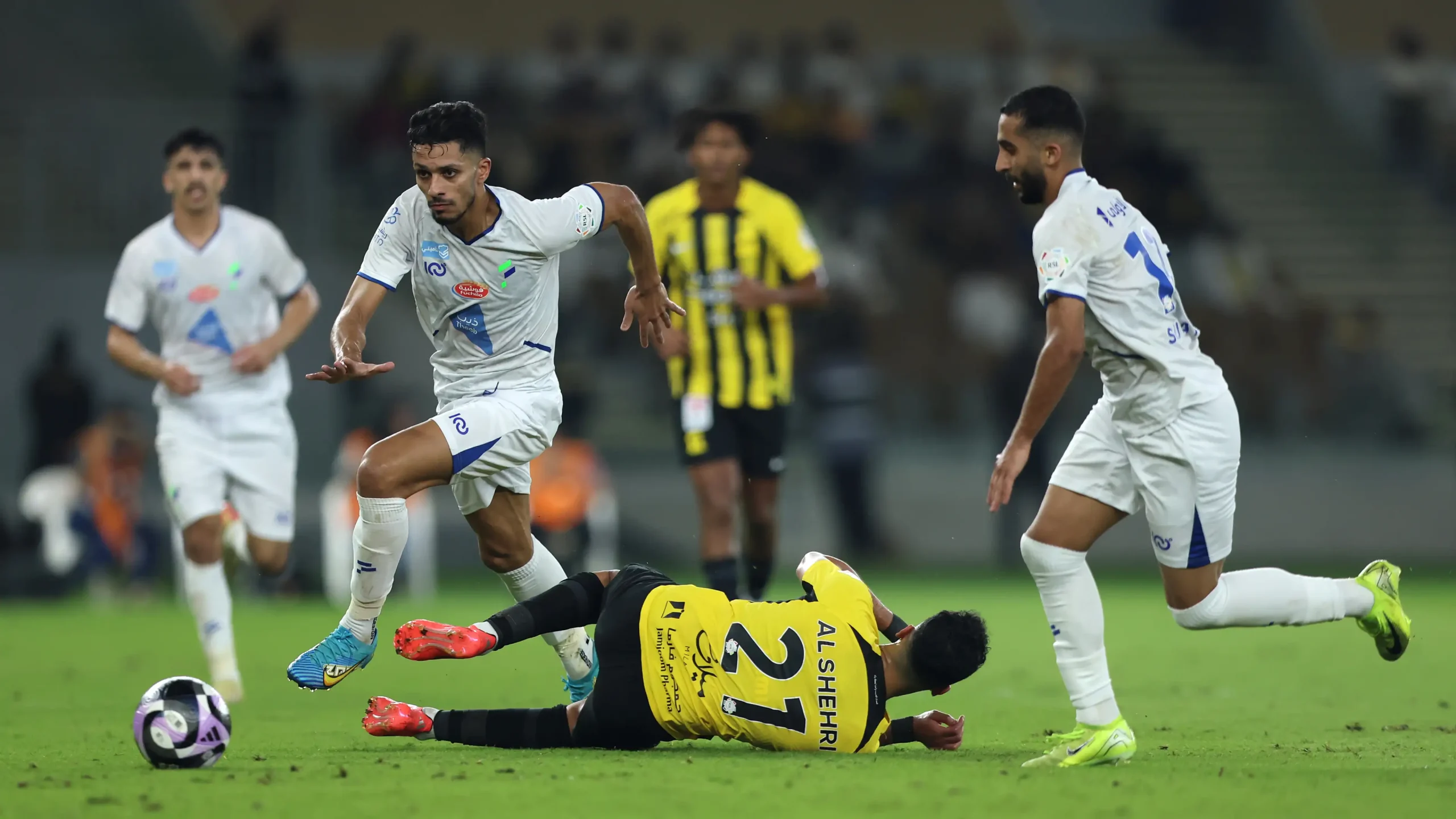 الاتحاد يواصل التألق ويهزم الفتح برباعية مثيرة في دوري روشن