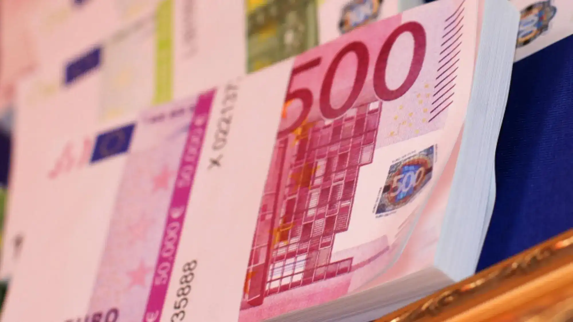 سعر اليورو مقابل الدينار الجزائري اليوم الاثنين 13 تشرين الأول 2025 في السكوار والرسمي