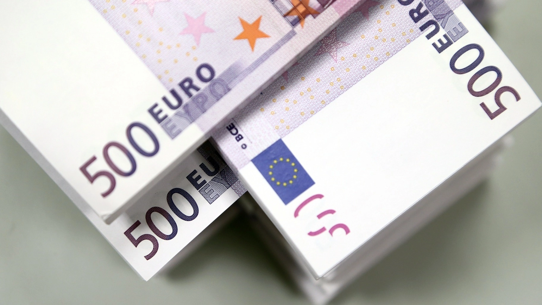 هدوء حذر.. سعر اليورو مقابل الدينار الجزائري اليوم الأربعاء  15 تشرين الأول 2025 شراء وبيع رسمي وسكوار