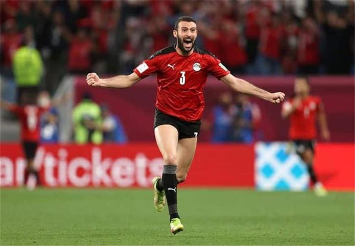 بيراميدز يدخل على خط المفاوضات للتعاقد مع مدافع الأهلي