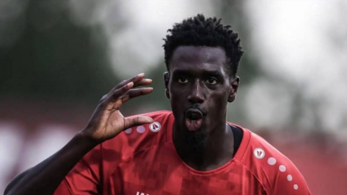 مهاجم موريتاني يقترب من ارتداء قميص الأهلي