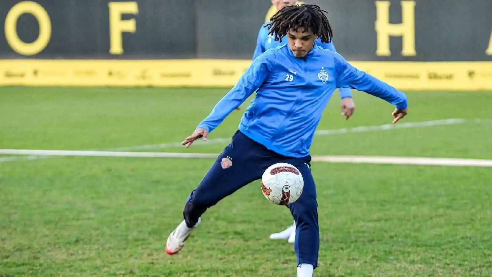 من هو مهاجم الأهلي الجديد مروان عثمان أوتاكا