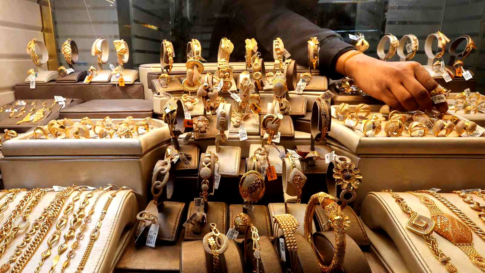 سعر الذهب في مصر اليوم يقفز 900 جنيه منذ بداية 2026 وعيار 21 يحقق مكاسب تاريخية بنسبة 15%