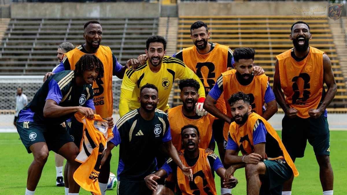 لاعبو المنتخب السعودي خلال تدريبات استعدادًا لمواجهة الرأس الأخضر
