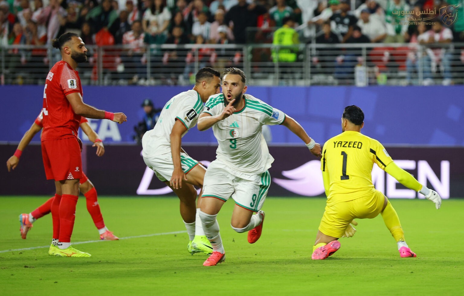 لاعبو المنتخب الجزائري يحتفلون بعد الفوز على منتخب الأردن بنتيجة 2-1 في كأس العالم 2026